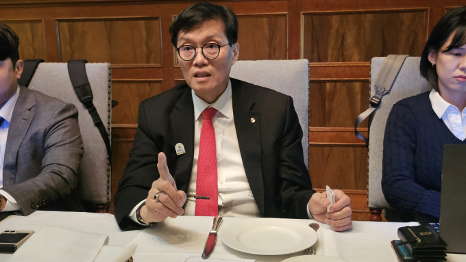 이창용 한국은행 총재가 25일(현지시각) 미국 워싱턴DC 소재 호텔에서 G20 출장 기자단과 간담회를 하고 있다./사진=G20재무장관회의 출장 기자단 공동취재  /사진=(워싱턴=뉴스1) 전민 기자