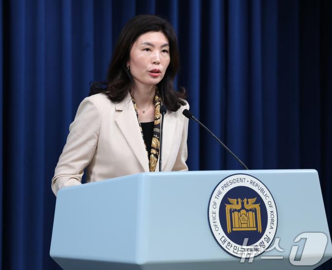 유혜미 대통령실 저출생대응수석이 27일 서울 용산 대통령실에서 저출생 대응 및 현안 관련 브리핑을 하고 있다. 2024.10.27/뉴스1 ⓒ News1 송원영 기자