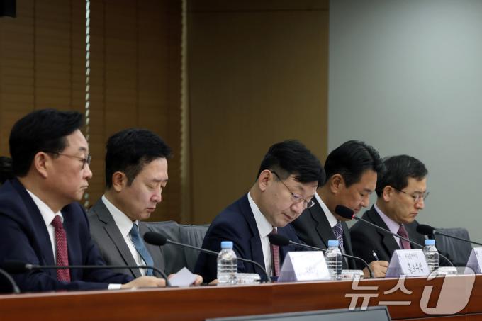 성태윤 정책실장, 김태효 국가안보실 1차장 공동 주재로 27일 서울 용산 대통령실청사에서 안보·경제 상황점검회의가 열리고 있다. 이날 회의에서 참석자들은 이스라엘의 이란 공격 상황과 관련해서 우리 안보와 경제에 미치는 영향을 점검하고 대응 방향을 논의했다. (대통령실 제공) 2024.10.27/뉴스1 ⓒ News1 송원영 기자