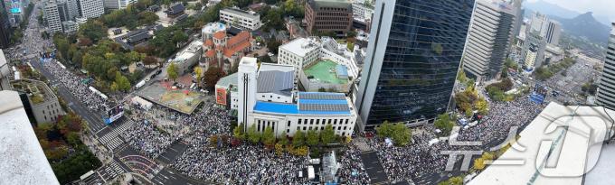 27일 오후 서울 세종대로 일대에서 한국교회 200만 연합예배 및 큰 기도회가 열리고 있다. 한국교회총연합, 한국장로교총연합회 등 한국 교회 대다수와 120개 시민단체 등이 참여한 이날 연합예배의 목표는 동성혼·차별금지법 제정 저지와 200억원 후원금 모금이다. 2024.10.27/뉴스1 ⓒ News1 오대일 기자