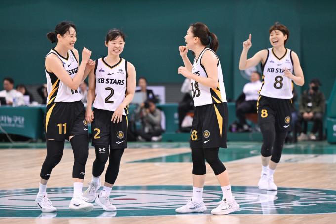 KB스타즈가 하나은행을 꺾고 개막전 승리를 거뒀다.(WKBL 제공)