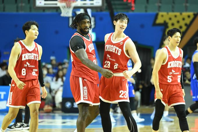 SK가 삼성에 대역전승을 거뒀다.(KBL 제공)