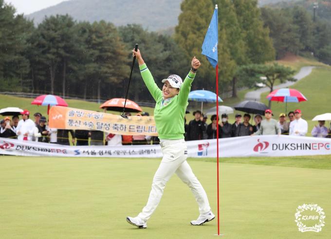 한국여자프로골프(KLPGA)투어 덕신EPC·서울경제 레이디스 클래식 우승을 차지한 지한솔(KLPGA 제공)