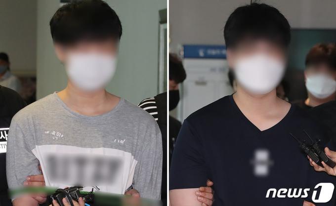 70대 친할머니를 살해한 혐의(존속살해)를 받는 10대 형제가 2021년 8월 31일 오후 대구지방법원 서부지원에서 열린 영장실질심사를 마친 뒤 법정을 나서고 있다. 왼쪽부터 고교 3학년 A(18)군과 동생 B(16)군. 2021.8.31/뉴스1 ⓒ News1 공정식 기자