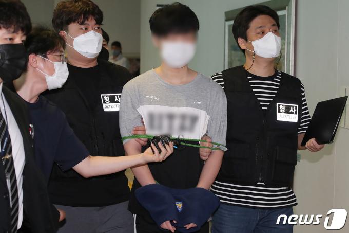 70대 친할머니를 살해한 혐의(존속살해)를 받는 10대 형제가 2021년 8월 31일 오후 대구지법 서부지원에서 열린 영장실질심사를 마친 뒤 법정을 나서고 있다. 2021.8.31/뉴스1 ⓒ News1 공정식 기자