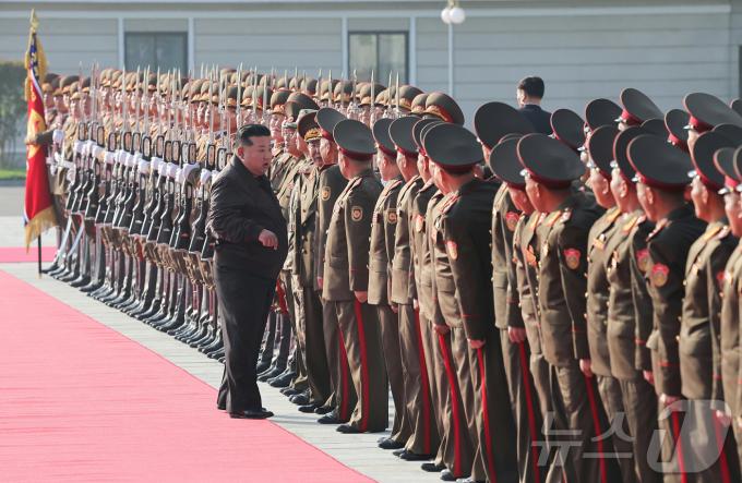 북한 노동당 기관지 노동신문은 18일 김정은 당 총비서가 17일 남북 접경부대 중 하나인 조선인민군 제2군단 지휘부를 방문했다고 보도했다. 이날 김 총비서는 