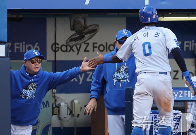 26일 오후 대구 삼성라이온즈파크에서 열린 프로야구 '2024 신한 SOL 뱅크 KBO 포스트시즌' 한국시리즈 4차전 KIA 타이거즈와 삼성 라이온즈의 경기, 삼성 박진만 감독이 4회말 2사 1,2루 상황 김영웅의 적시타 때 득점에 성공한 디아즈와 하이파이브를 하고 있다. 2024.10.26/뉴스1 ⓒ News1 김진환 기자