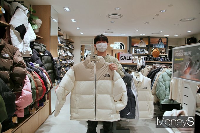 광주신세계 본관 지하 1층 이벤트홀에서는 오는 29일부터 내달 3일까지 아웃도어 할인행사를 진행한다. 행사에 참여하는 노스페이스 매장에서 직원이 패딩제품을 선보이고 있다/사짘=광주신세계 제공.