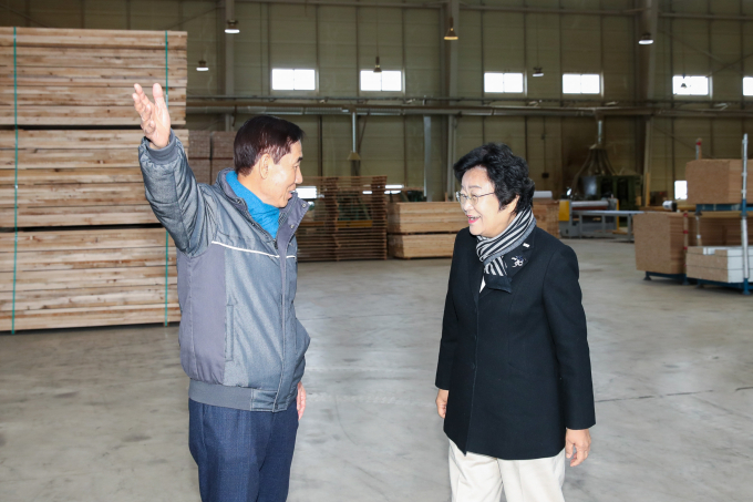 김경희 이천시장이 기업을 방문하여  현장 점검을 하고 있다. /사진제공=이천시