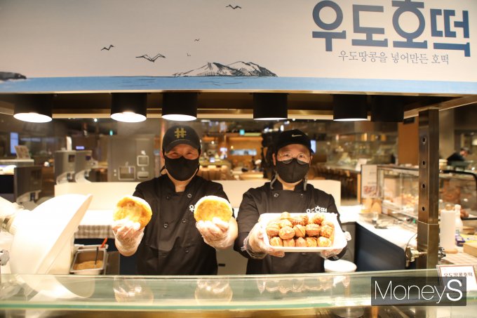 롯데백화점 광주점 지하 1층 이벤트홀에서 마련된 '가을 먹거리' 팝업 매장의 직원들이 우도호떡과 밤과자를 선보이고 있다/사진=롯데백화점 홍보 3팀 제공. 