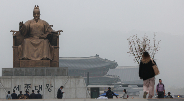 오는 29일 전국이 대체로 흐리고 일부 지역에서 가끔 비가 올 것으로 보인다. 사진은 지난 16일 서울 종로구 광장 인근 도심에 안개가 껴 있는 모습. /사진=뉴스1