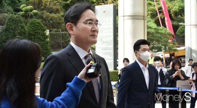[머니S포토] 항소심 속행 출석 이재용 회장, 취재진 질문에 '묵묵부답'