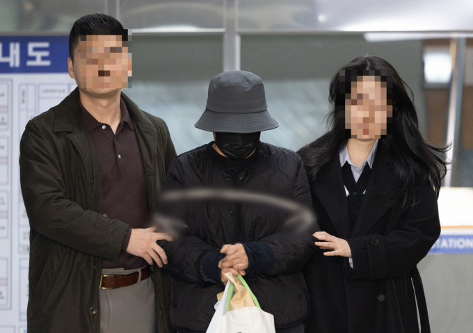 760억원의 사기를 친 수원 전세사기범이 피해자들의 보증금을 사적 유용한 사실이 알려졌다. 사진은 지난해 12월8일 경기수원시 영통구 수원남부경찰서에서 피의자 정씨가 검찰로 송치되고 있는 모습. /사진=뉴스1