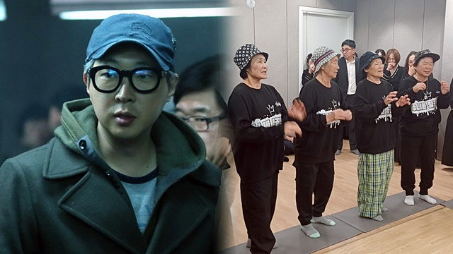 강형철(왼쪽) 감독과 추모공연을 펼치고 있는 '수니와칠공주'/사진제공=경북 칠곡군