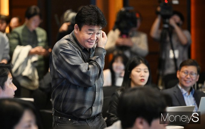 [머니S포토] 미소보인 더본 백종원, 침체된 韓 IPO시장 활력 불어넣나