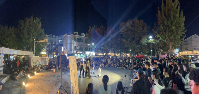 김해시가 '골목상권 릴레이 버스킹'이 큰 호응을 얻으며, 지역 상권에 활력을 불어넣고 있다. 사진은 수리공원에서 청년들이 공연하고 있는 모습./사진=김해시