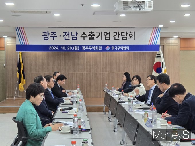 윤진식 한국무역협회(KITA) 회장(오른쪽 세번째)은 28일 광주를 방문해 무진서비스, 신영하이테크, 고려정밀, 청산바다 영어조합법인 등 광주·전남 지역특화산업 10개 수출기업 대표들과 간담회를 갖고 있다/사진=무협 광주전남본부 제공.