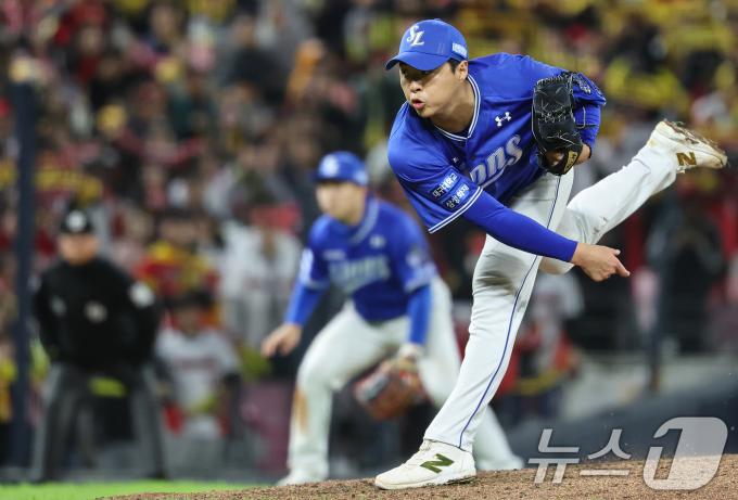 23일 오후 광주 북구 기아챔피언스필드에서 열린 프로야구 '2024 신한 SOL 뱅크 KBO 포스트시즌' 한국시리즈 2차전 삼성 라이온즈와 KIA 타이거즈의 경기, 6회말 2사 2루 상황 KIA 소크라테스 타석때 등판해 역투하고 있다. 2024.10.23/뉴스1 ⓒ News1 김도우 기자