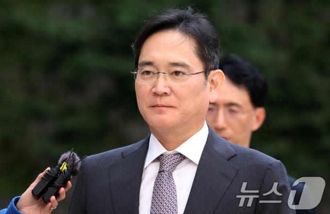 이재용 삼성전자 회장이 28일 오후 서울 서초구 서울고등법원에서 열린 자본시장과 금융투자업에 관한 법률 위반(부정거래 행위·시세조종) 등 항소심 2심 공판에 출석하고 있다. 2024.10.28/뉴스1 ⓒ News1 김명섭 기자