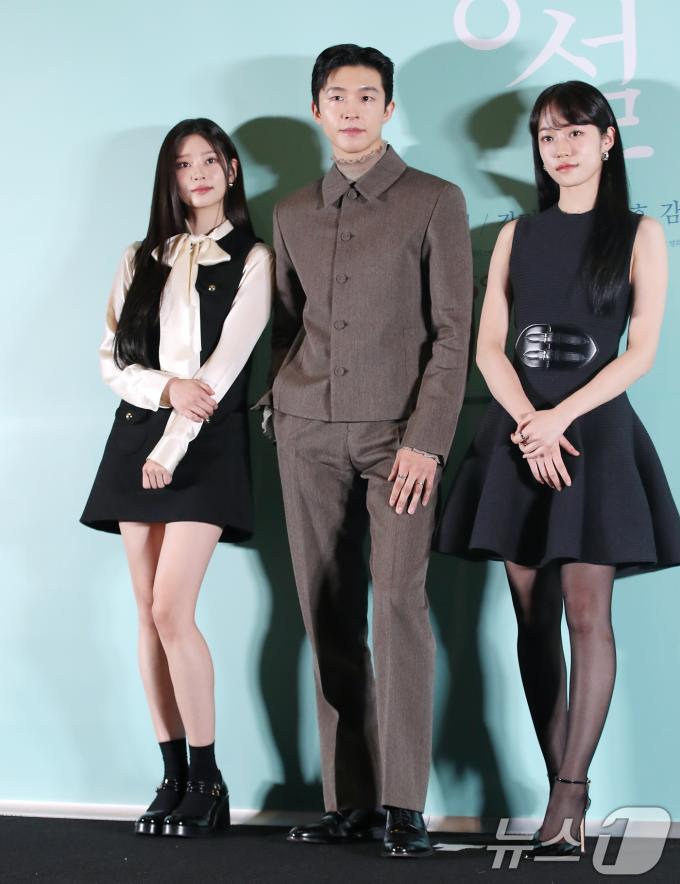 배우 김민주(왼쪽부터)와 홍경, 노윤서가 28일 서울 강남구 메가박스 코엑스에서 열린 영화 '청설'(감독 조선호) 언론시사회에 참석해 포즈를 취하고 있다. '청설'은 사랑을 향해 직진하는 ‘용준’(홍경 분)과 진심을 알아가는 ‘여름’(노윤서 분), 두 사람을 응원하는 동생 ‘가을’(김민주 분)의 청량하고 설레는 순간들을 담은 이야기를 그렸다. 2024.10.28/뉴스1 ⓒ News1 권현진 기자