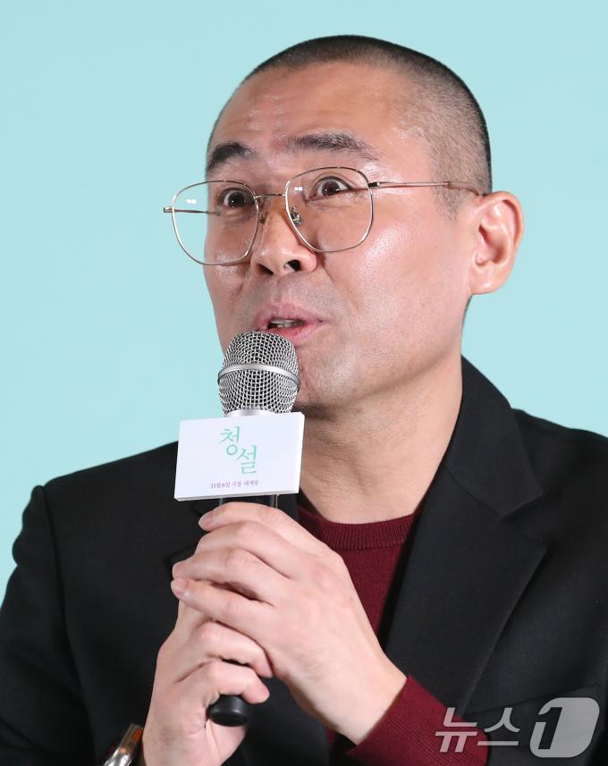 조선호 감독이 28일 서울 강남구 메가박스 코엑스에서 열린 영화 '청설' 언론시사회에 참석해 인사말을 하고 있다. '청설'은 사랑을 향해 직진하는 ‘용준’(홍경 분)과 진심을 알아가는 ‘여름’(노윤서 분), 두 사람을 응원하는 동생 ‘가을’(김민주 분)의 청량하고 설레는 순간들을 담은 이야기를 그렸다. 2024.10.28/뉴스1 ⓒ News1 권현진 기자