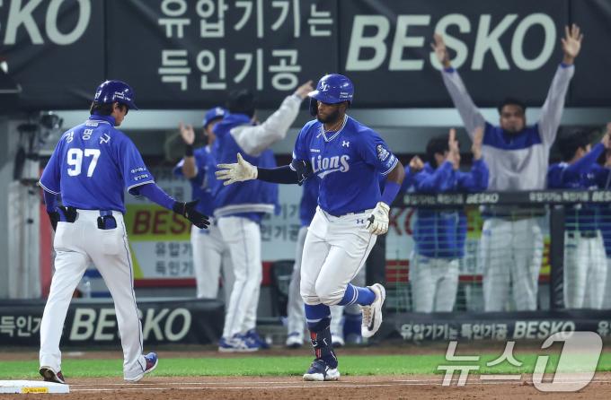 28일 오후 광주 북구 기아챔피언스필드에서 열린 프로야구 '2024 신한 SOL 뱅크 KBO 포스트시즌' 한국시리즈 5차전 삼성 라이온즈와 기아 타이거즈의 경기, 1회초 2사 1루 상황에서 삼성 디아즈가 2점 홈런을 치고 기뻐하고 있다. 2024.10.28/뉴스1 ⓒ News1 김도우 기자