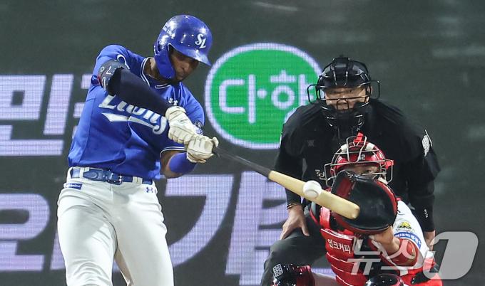 28일 오후 광주 북구 기아챔피언스필드에서 열린 프로야구 '2024 신한 SOL 뱅크 KBO 포스트시즌' 한국시리즈 5차전 삼성 라이온즈와 기아 타이거즈의 경기, 3회초 2사 1루 상황에서 삼성 디아즈가 2점 홈런을 치고 있다. 2024.10.28/뉴스1 ⓒ News1 김도우 기자