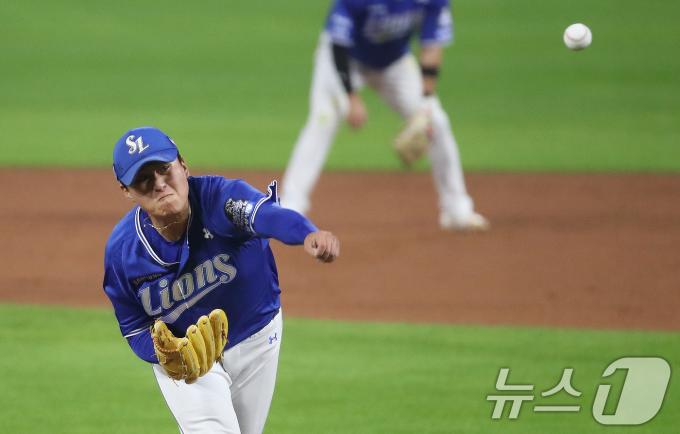28일 오후 광주 기아챔피언스필드에서 열린 프로야구 '2024 신한 SOL 뱅크 KBO 포스트시즌' 한국시리즈 5차전 삼성 라이온즈와 KIA 타이거즈의 경기에서 삼성 이승현이 역투하고 있다. 2024.10.28/뉴스1 ⓒ News1 임세영 기자