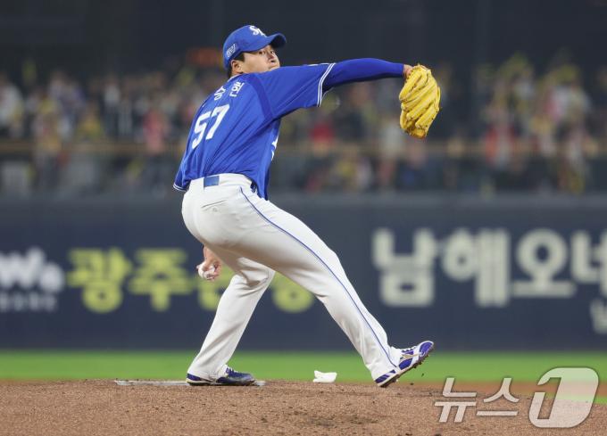 28일 오후 광주 기아챔피언스필드에서 열린 프로야구 '2024 신한 SOL 뱅크 KBO 포스트시즌' 한국시리즈 5차전 삼성 라이온즈와 KIA 타이거즈의 경기, 1회말 삼성 선발 이승현이 역투하고 있다. 2024.10.28/뉴스1 ⓒ News1 장수영 기자