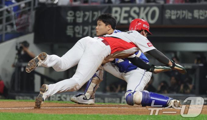 28일 오후 광주 기아챔피언스필드에서 열린 프로야구 '2024 신한 SOL 뱅크 KBO 포스트시즌' 한국시리즈 5차전 삼성 라이온즈와 KIA 타이거즈의 경기, 1회말 KIA 공격 1사 1, 3루 상황에서 3루주자 박찬호가 나성범의 희생플라이를 틈타 홈으로 파고들어 득점을 성공하고 있다. 2024.10.28/뉴스1 ⓒ News1 장수영 기자