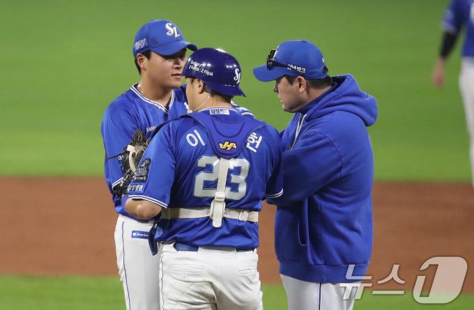 28일 오후 광주 기아챔피언스필드에서 열린 프로야구 '2024 신한 SOL 뱅크 KBO 포스트시즌' 한국시리즈 5차전 삼성 라이온즈와 KIA 타이거즈의 경기 2회말 2사 2,3루 상황 삼성 정대현 투수코치가 마운드에 올라 이승현과 이야기를 나누고 있다. 2024.10.28/뉴스1 ⓒ News1 임세영 기자