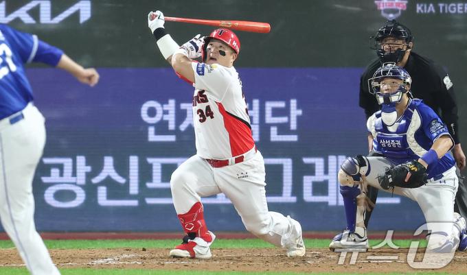 28일 오후 광주 북구 기아챔피언스필드에서 열린 프로야구 '2024 신한 SOL 뱅크 KBO 포스트시즌' 한국시리즈 5차전 삼성 라이온즈와 기아 타이거즈의 경기, 5회말 선두타자로 나선 KIA 최형우가 솔로홈런을 치고 있다. 2024.10.28/뉴스1 ⓒ News1 김도우 기자