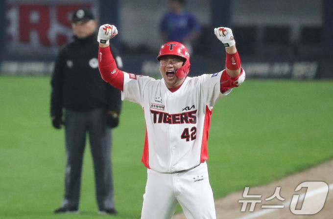 28일 오후 광주 기아챔피언스필드에서 열린 프로야구 '2024 신한 SOL 뱅크 KBO 포스트시즌' 한국시리즈 5차전 삼성 라이온즈와 KIA 타이거즈의 경기, 6회말 1사 1,3루 상황 KIA 김태군이 삼성 임창민을 상대로 1타점 적시 내야안타를 치고 환호하고 있다. 2024.10.28/뉴스1 ⓒ News1 임세영 기자