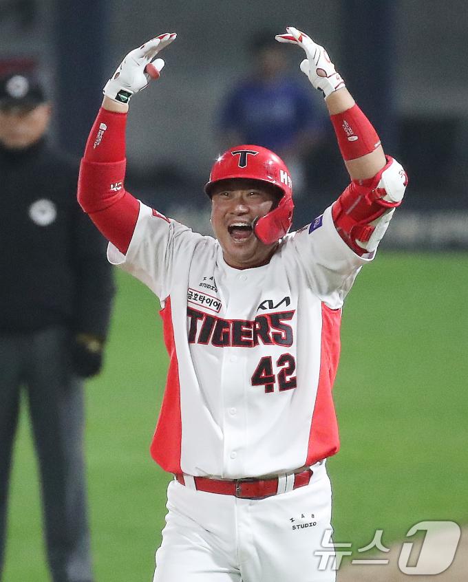 28일 오후 광주 기아챔피언스필드에서 열린 프로야구 '2024 신한 SOL 뱅크 KBO 포스트시즌' 한국시리즈 5차전 삼성 라이온즈와 KIA 타이거즈의 경기, 6회말 1사 1,3루 상황 KIA 김태군이 삼성 임창민을 상대로 1타점 적시 내야안타를 치고 환호하고 있다. 2024.10.28/뉴스1 ⓒ News1 임세영 기자