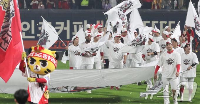 28일 오후 광주 기아챔피언스필드에서 열린 프로야구 '2024 신한 SOL 뱅크 KBO 포스트시즌' 한국시리즈 5차전 삼성 라이온즈와 KIA 타이거즈의 경기에서 7대5로 승리하며 시리즈 전적 4대1로 통합 우승을 차지한 KIA 선수들이 세리머니를 하고 있다. 2024.10.28/뉴스1 ⓒ News1 임세영 기자