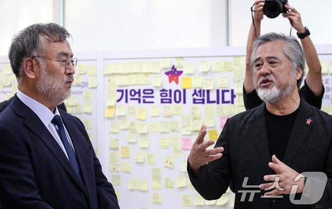 송기춘 이태원 참사 진상규명 특별조사위원장이 23일 오전 서울 중구 부림빌딩 내 마련된 이태원 참사 기억·소통공간 '별들의 집' 이정민 이태원 참사 유가족협의회 위원장의 설명을 듣고 있다. 2024.9.23/뉴스1 ⓒ News1 이승배 기자