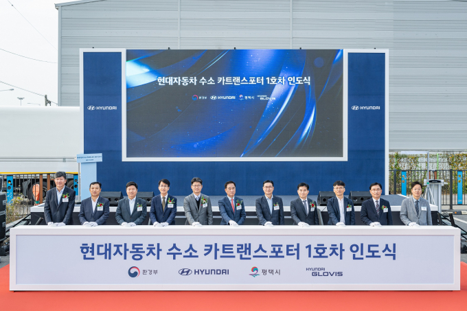 현대자동차는 28일 평택항 수소교통복합기지 일대에서 '엑시언트 수소전기트럭 카트랜스포터' 1호차 인도식을 가졌다. /사진=현대자동차그룹