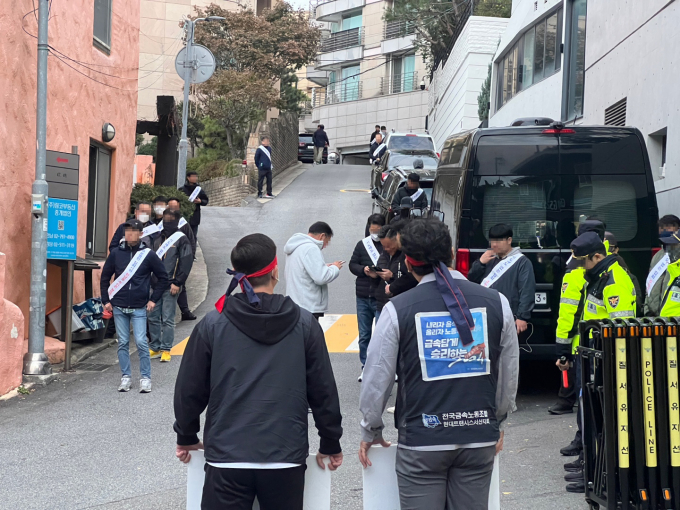 사진5)현대트랜시스 노조 서울 한남동 주택가 시위 /사진=독자제공