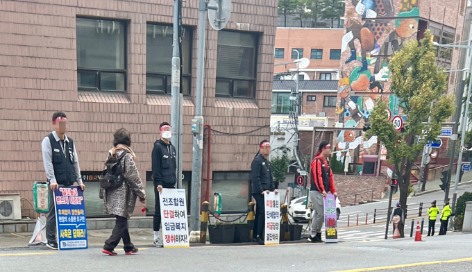 사진6)현대트랜시스 노조 서울 한남동 주택가 시위 /사진=독자제공