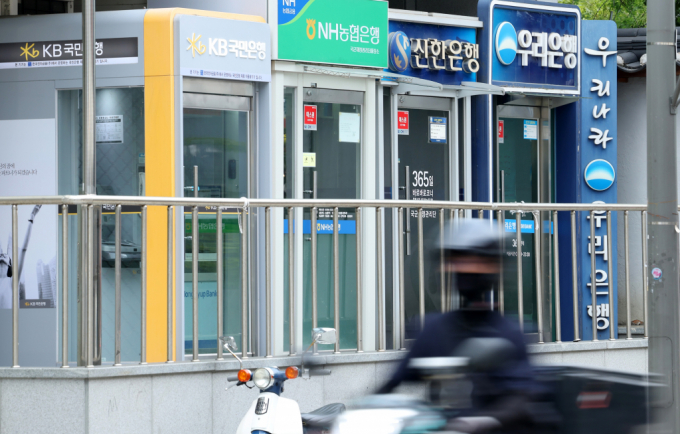 은행권이 이달 말까지 개인사업자가 납부한 이자에 대한 환급으로 총 1조4768억원을 지급했다. 사진은 이날 오후 서울 시내에 설치된 시중은행 ATM 기기 모습. /사진=뉴스1