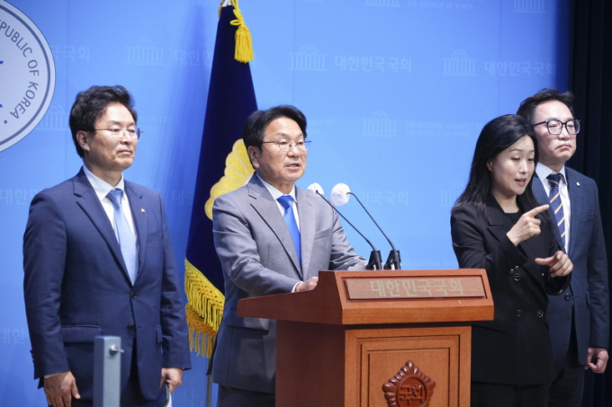 강기정 광주광역시장이 29일 오전 서울 국회 소통관에서 정진욱 국회의원과 공공배달앱 활성화 지원 관련해 기자회견을 하고 있다./사진=광주시 