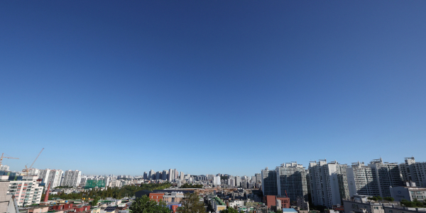 30일 전국이 가끔 구름 많다가 오전부터 맑아질 전망이다. 사진은 지난달 인천 남동구에서 바라본 하늘의 모습. /사진=뉴시스