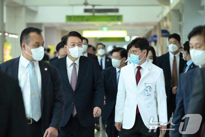 윤석열 대통령이 15일 제주시 제주대학교병원을 찾아 최국명 병원장과 의료현장을 점검하고 있다. (대통령실 제공) 2024.10.15/뉴스1 ⓒ News1 박지혜 기자