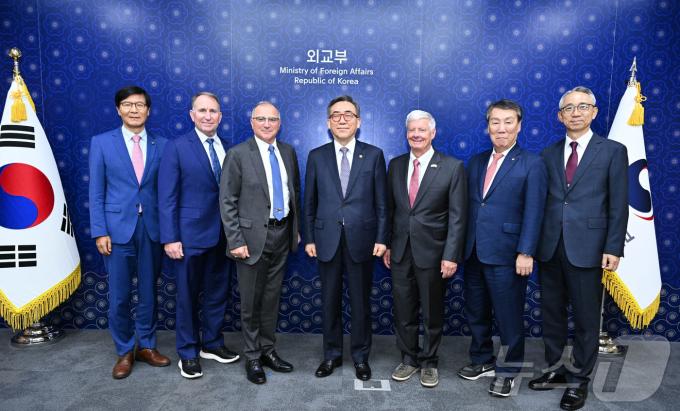 조태열 외교부 장관이 방한 중인 커티스 스캐퍼로티, 로버트 에이브럼스, 월터 샤프 전 주한미군사령관들을 접견했다. (외교부 제공)