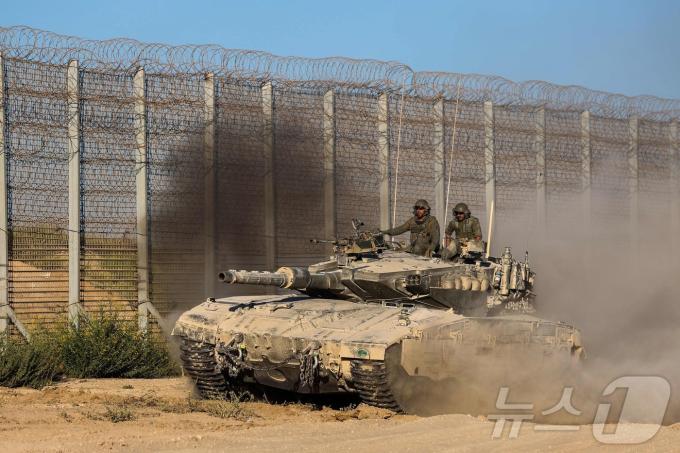 이스라엘-가자 국경을 순찰하는 이스라엘 탱크 <자료 사진> 2024.10.21.ⓒ AFP=뉴스1