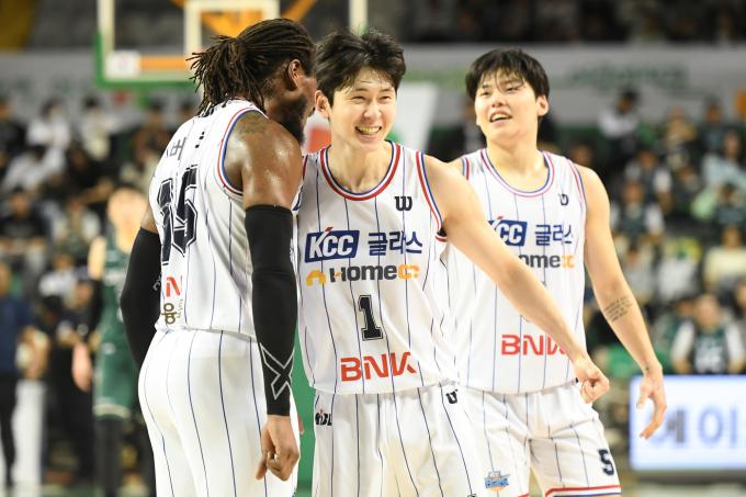 부산 KCC가 29일 서울 삼성을 꺾고 시즌 첫 2연승을 기록했다. (KBL 제공)