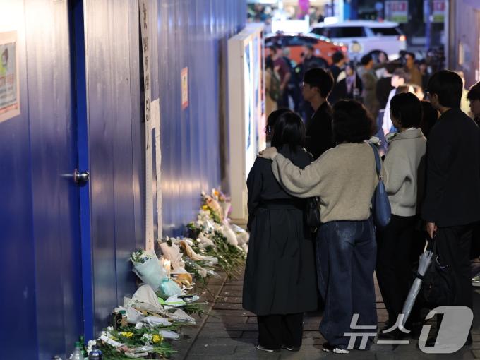 이태원 참사 2주기인 29일 오후 서울 용산구 이태원역 1번 출구 앞 ‘10.29 기억과 안전의 길'에서 시민들이 추모하고 있다. 2024.10.29/뉴스1 ⓒ News1 박지혜 기자