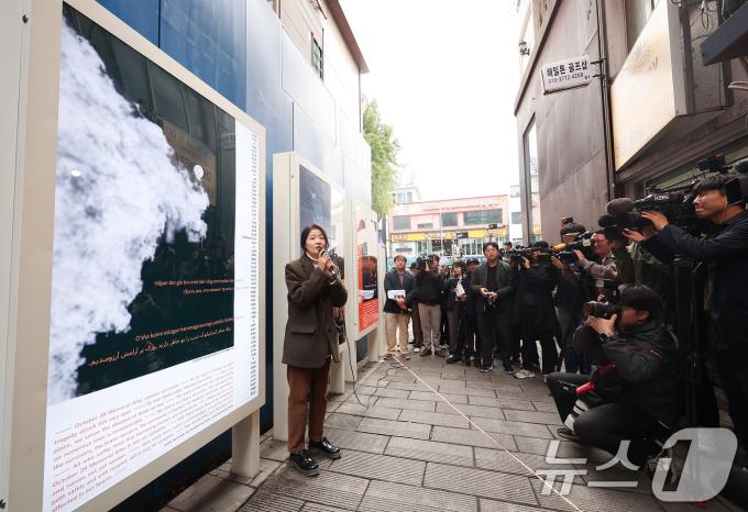 권은비 작가가 28일 오전 서울 용산구 이태원역 1번 출구 인근 사고 현장에서 열린 10.29 이태원 참사 2주기 '기억과 안전의 길' 빌보드 개막 기자회견에서 작품 설명을 하고 있다. (공동취재) 2024.10.28/뉴스1 ⓒ News1 박세연 기자
