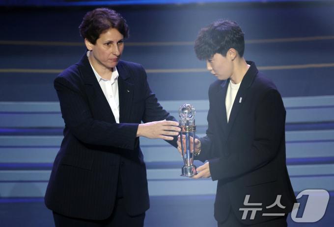 박윤정 여자 20세 이하(U-20) 대표팀 감독이 29일 오후 서울 동대문구 경희대학교 평화의전당에서 열린 'AFC 애뉴얼 어워즈 서울 2023'에서 올해의 여자감독상을 받고 있다. 올해로 30주년을 맞이한 AFC 시상식은 아시아 축구계에서 가장 권위 있는 행사로 시상식이 한국에서 열린건 이번이 처음이다. 2024.10.29/뉴스1 ⓒ News1 이동해 기자