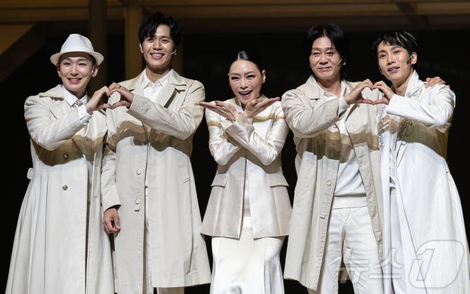 뮤지컬 배우 김호영(왼쪽부터), 손준호, 차지연, 윤도현, 서은광이 29일 오후 서울 구로구 디큐브 링크아트센터에서 열린 ‘광화문연가’ 프레스콜에서 포즈를 취하고 있다. 2024.10.29/뉴스1 ⓒ News1 이재명 기자